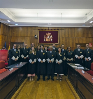 Los tres jurantes junto al presidente Chamorro, la Sala de Gobierno del TSJA y los padrinos Los tres jurantes junto al presidente Chamorro, la Sala de Gobierno del TSJA y los padrinos
